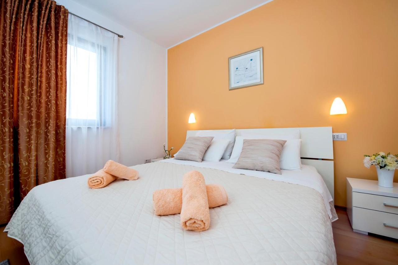 Apartments And Rooms Camaiore Rovinj Eksteriør billede